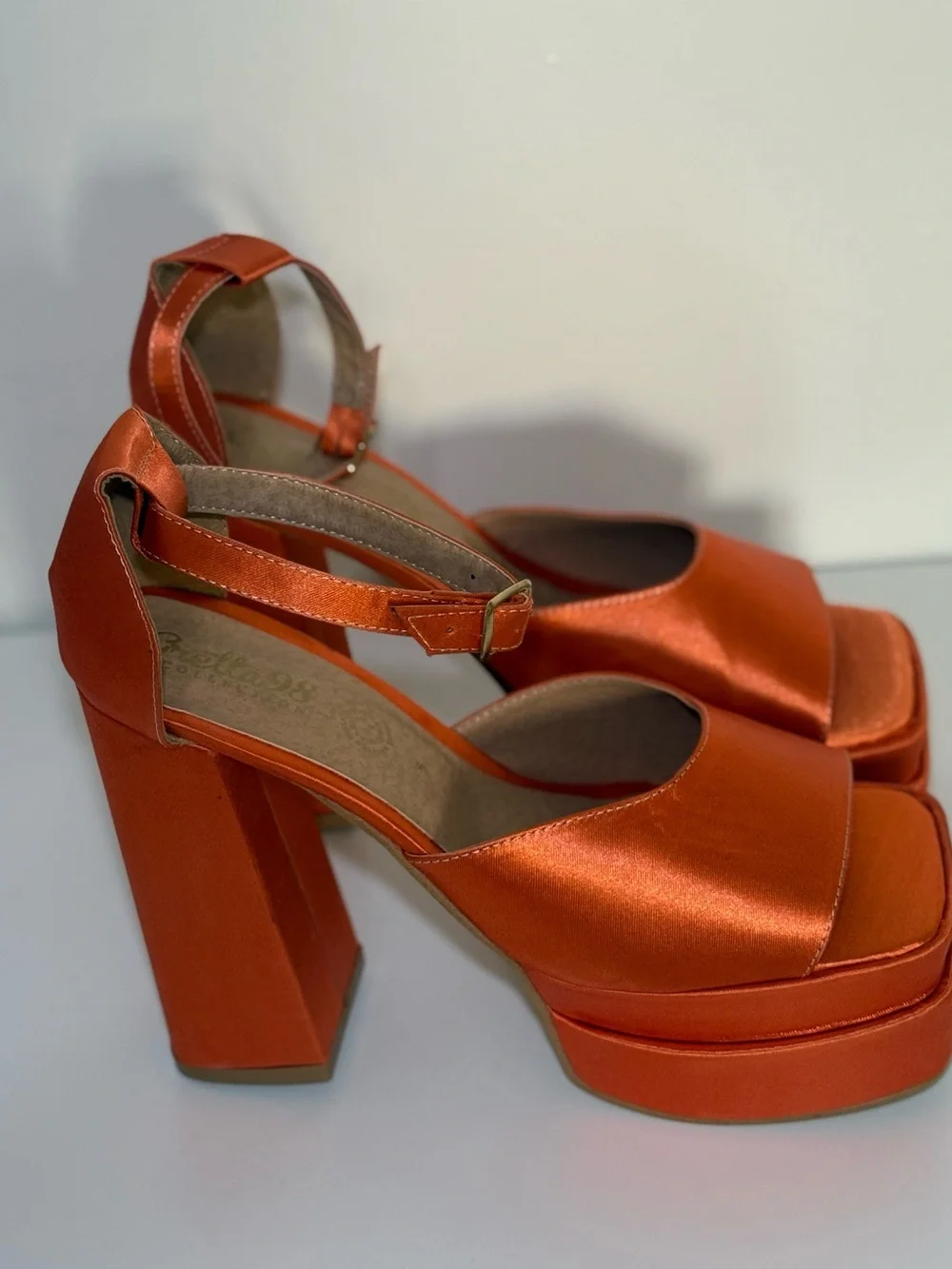 NWOT ! Orange Satin Platform Block Heel Sandals Size 9 Party Cocktail